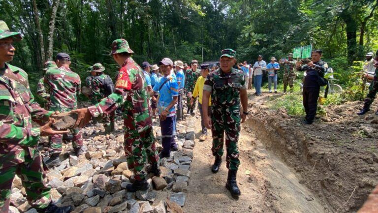 Membangun Harapan dari Pelosok: Danrem 081/DSJ Saksikan Semangat Rakyat Ngluyu Menyala