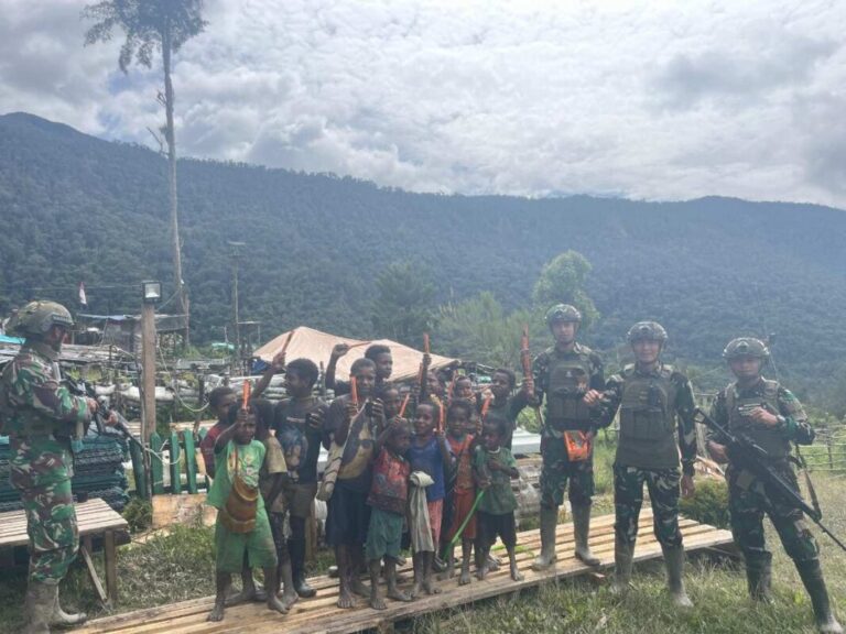 Senyum di Tengah Kabut: Saat TNI Membawa Hangat ke Kampung Dambet