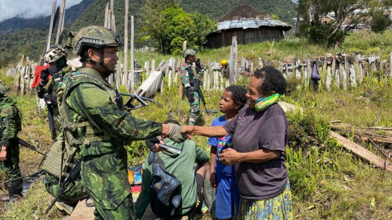 Pelukan Hangat di Ujung Negeri: TNI Hadirkan Harapan di Balik Kabut Gigobak