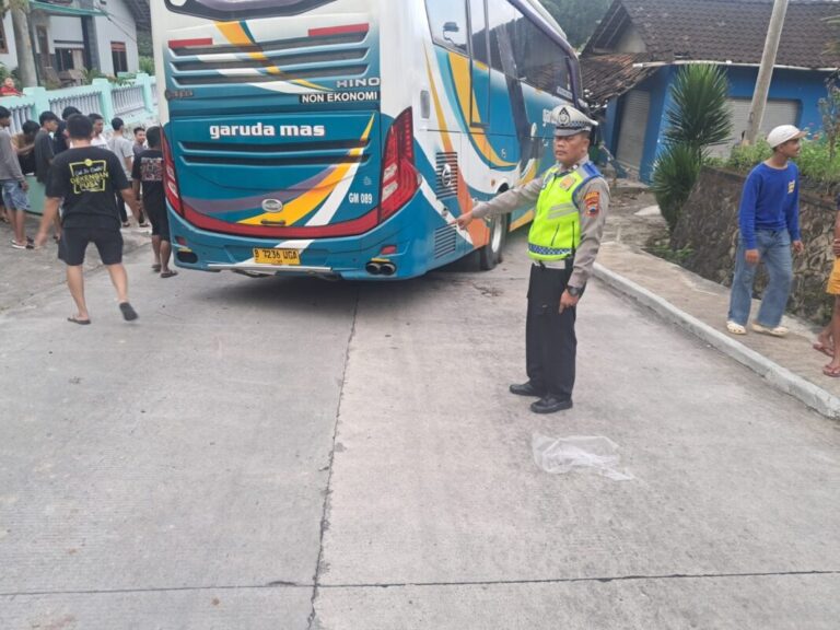 Rem Blong di Turunan Suruh, Bus Hantam Mobil dan Motor: Seorang Ibu Tewas di Pelukan Suaminya