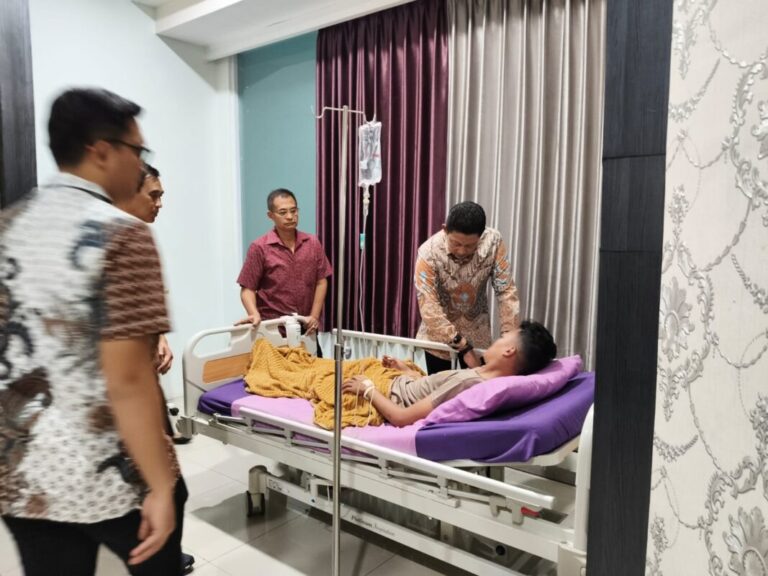 Tangis dan Tekad: Kapolda Jateng Jenguk Brigadir Eka, Korban Penyanderaan Kelompok Anarko