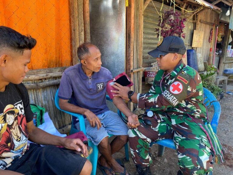 Setetes Peduli di Ujung Negeri: Satgas Pamtas Naekake Gelar Pelayanan Kesehatan Keliling di Desa Terpencil