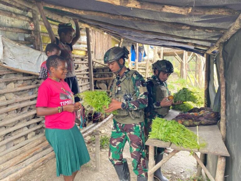 Mereka Datang dengan Sayur dan Luka, TNI Menyambut dengan Senyum dan Harapan