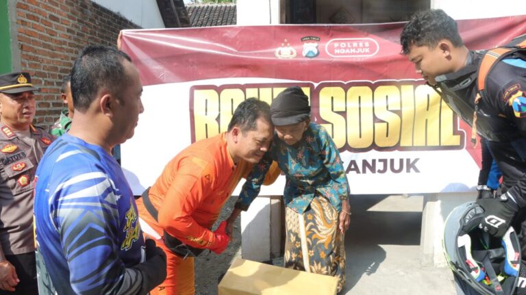 Tebar Kasih di Ujung Desa, Kapolres Nganjuk Serahkan Bantuan Sosial untuk Lansia dalam Patroli Kebangsaan