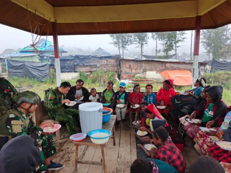 Di Bawah Hujan, TNI dan Warga Eronggobak Duduk Bersama: Ibadah, Doa, dan Hangatnya Sepiring Kebersamaan