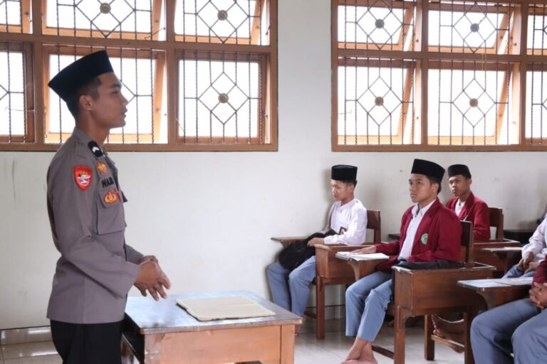 Tugas Negara di Jalan Sunyi: Bripda Najib dan Cinta yang Ia Tanam di Pesantren