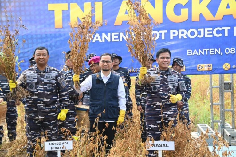 TNI AL Pimpin Barisan Swasembada Pangan: KASAL Panen Perdana Kedelai Unggul di Banten