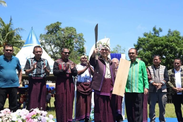 Gelar ” Doni Tokan ” Untuk Fadli Zon dan Inspirasi Bentara Kebudayaan Flores Timur