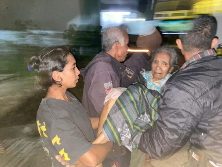 Di Perbatasan, Tentara Itu Datang Menyelamatkan Mama Serafin