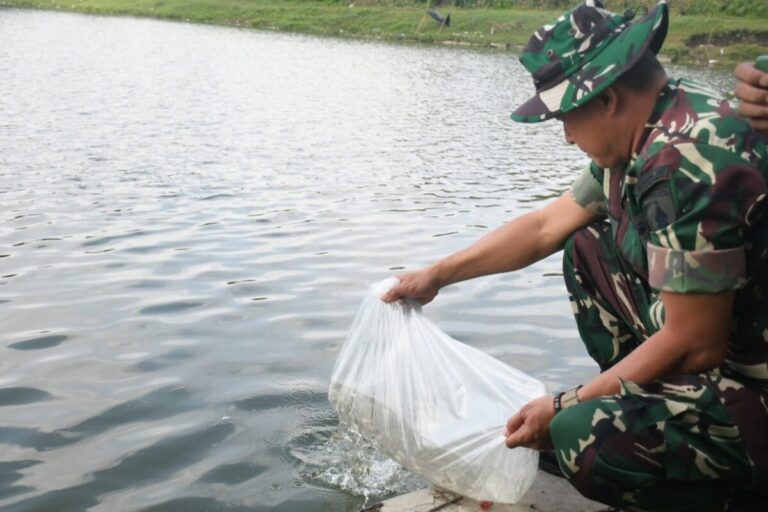 Tabur 8.000 Bibit Ikan, Kasrem 081/DSJ: Ini Tentang Harapan, Gizi, dan Masa Depan Warga