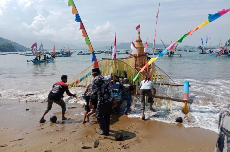 Longkangan di Trenggalek: Harmoni Nelayan, Alam, dan Cinta TNI-Polri pada Budaya Leluhur