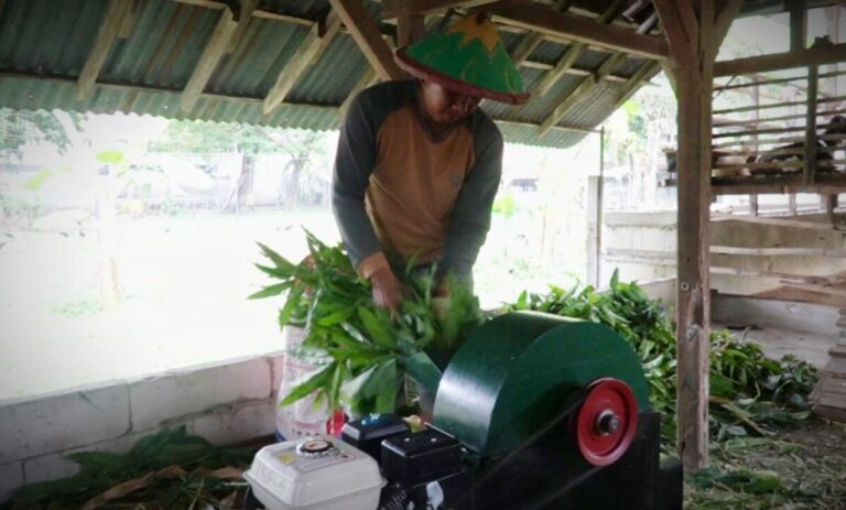 Dari Rongsokan Jadi Solusi Petani: Mesin Pencacah Buatan TNI Panen Pujian di Madiun