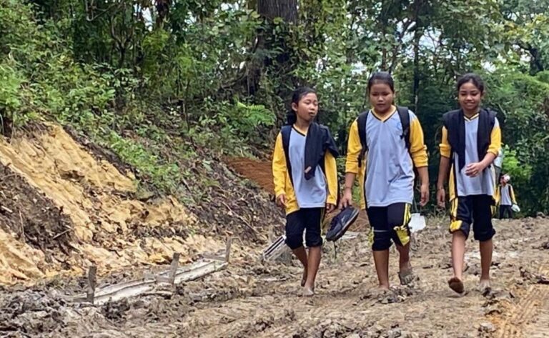 Jalanan Lumpur Tak Hentikan Langkah Anak-Anak Nganjuk Mengejar Mimpi