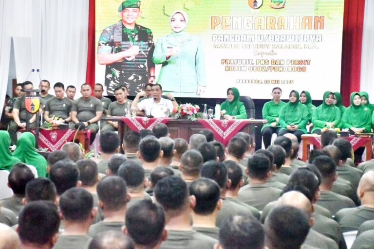 Prajurit Itu Bukan Mesin, Tapi Harapan yang Hidup di Tengah Rakyat