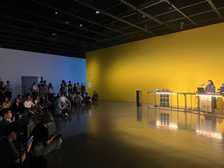 “Spinning Ground” di Busan MoCA: Ketika Batu, Bunyi, dan Masa Depan Bersatu dalam Pertunjukan Musik Lintas Zaman