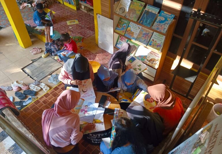 Membaca di Bawah Sorotan Matahari