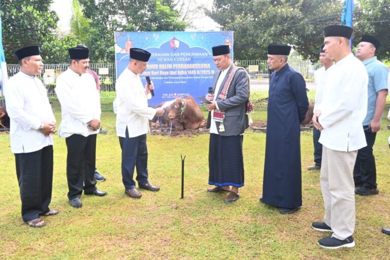Di Langit Pengabdian, TNI AU Turun Membawa Kurban untuk Negeri
