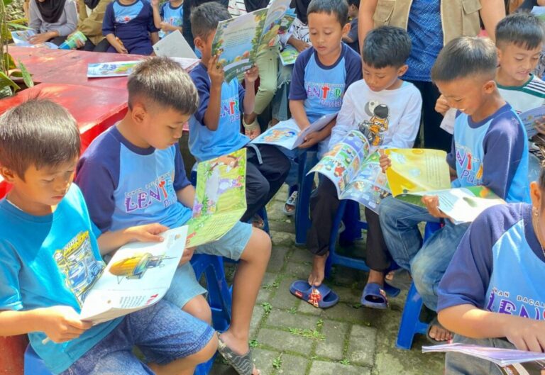 Literasi vs Gadget: Anak-Anak Terancam Kehilangan Jati Diri