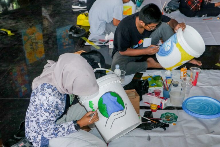Grebeg Suro 2025: Saat Tong Sampah Jadi Kanvas, Anak-anak Ponorogo Lukis Harapan untuk Bumi