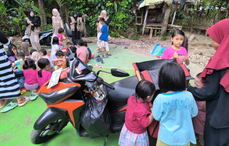 Motor Baca Keliling, Jalan Sunyi Literasi Anak di Kaki Gunung Salak