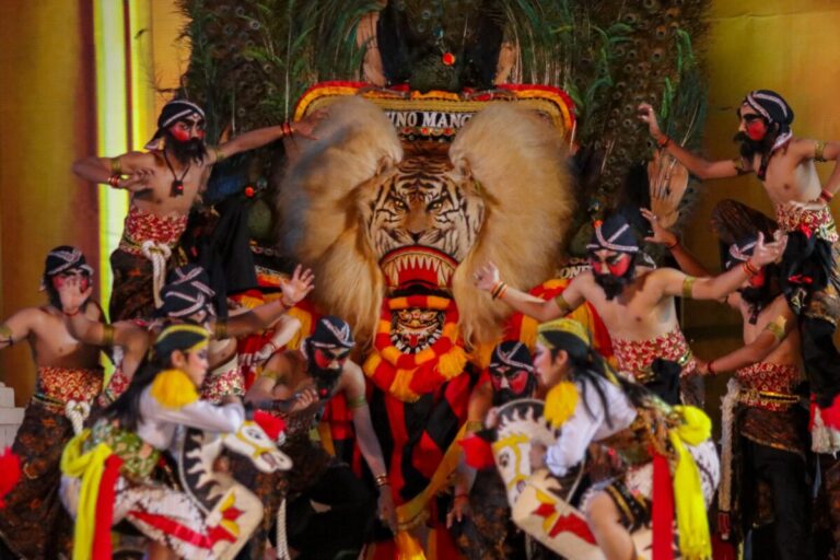 Panggung Alun-alun Berguncang, Reog Ponorogo Jadi Pesta Emosi dan Totalitas