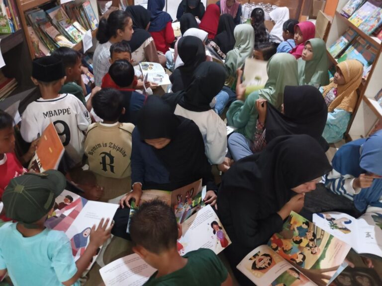 Langka dan Mengharukan, Anak-anak Berdesakan Membaca Buku di Kaki Gunung Salak