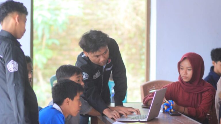 Bukan Sekadar Liburan: Siswa Wringinanom Belajar Teknologi, Jauhi Scrolling dan Gambling