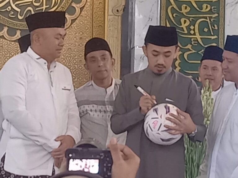 Ustadz Syam El Marusy di Masjid Al-Akbar Surabaya: Jangan Terlalu Dengar Kata Orang, Jadilah Lebih Baik Setiap Hari!