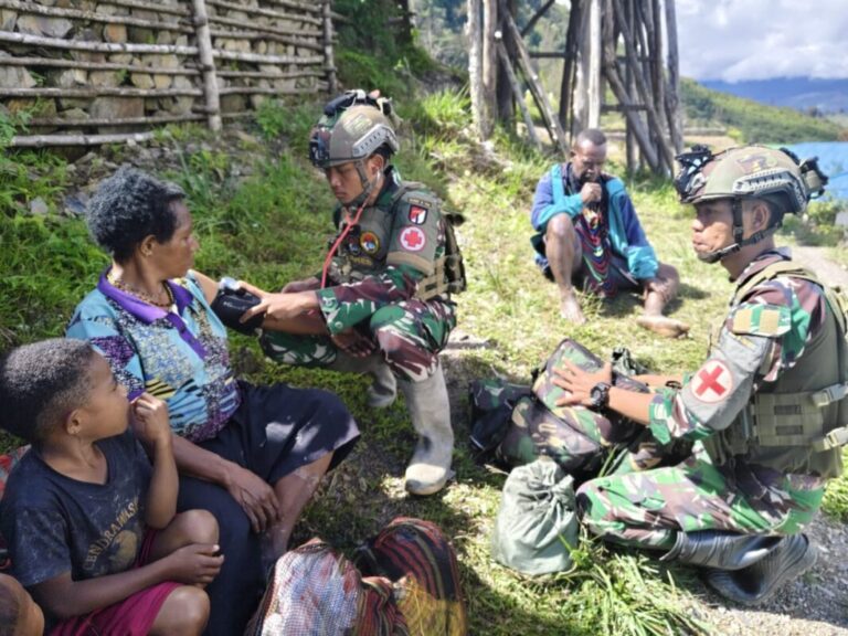 Prajurit di Ujung Negeri, Dokter Tanpa Jas Putih di Tanah Papua