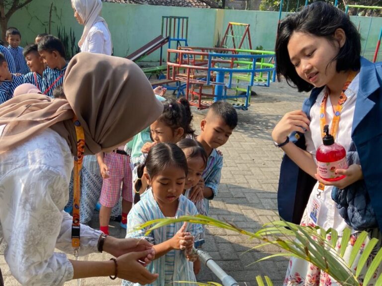 Dari Cuci Tangan hingga Branding Tas Anyam, KKN Mahasiswa Unair Hadirkan Harapan Baru di Desa Sambirejo