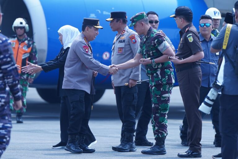 Sambutan Hangat di Juanda, Pangdam V/Brawijaya Terima Kunjungan Kapolri