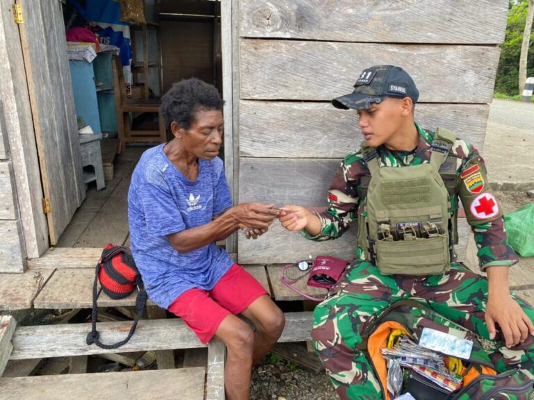 Layanan Kesehatan Door to Door Satgas Yonif 131 Ringankan Warga Perbatasan Papua