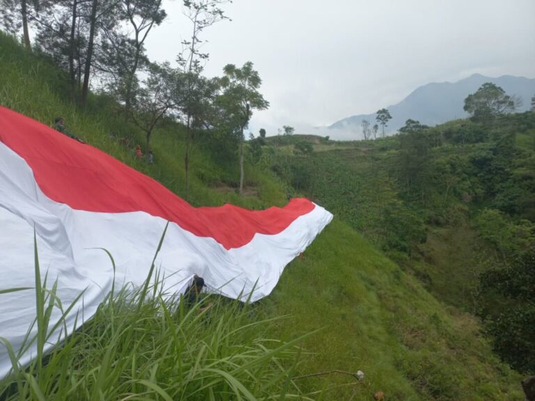 Merah Putih Raksasa 80 Meter Berkibar Gagah di Kaki Gunung Merapi