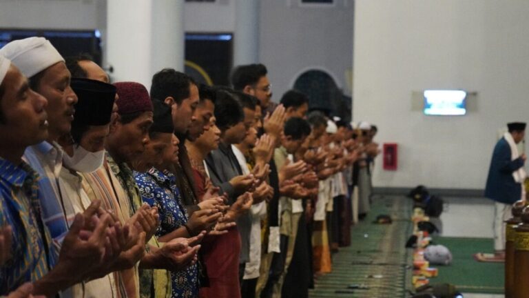 Ribuan Jamaah Al-Akbar Surabaya Iringi Kepergian Affan dengan Shalat Ghaib