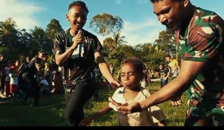 Penuh Tawa dan Keakraban, Satgas Yonif 763/SBA Rayakan HUT RI Bersama Warga Kokoda