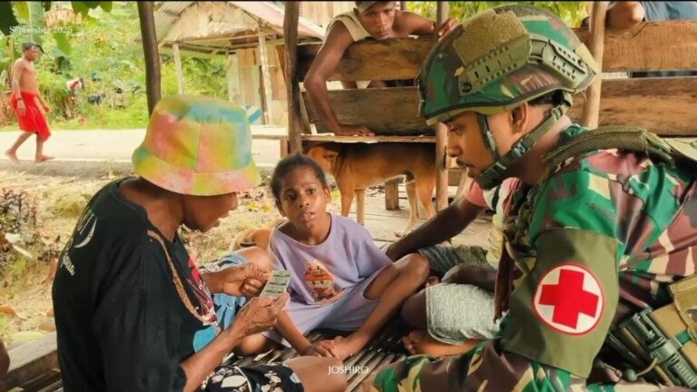 Tak Sekedar Menjaga Batas, Prajurit TNI Jadi “Dokter Rakyat” di Perbatasan Papua