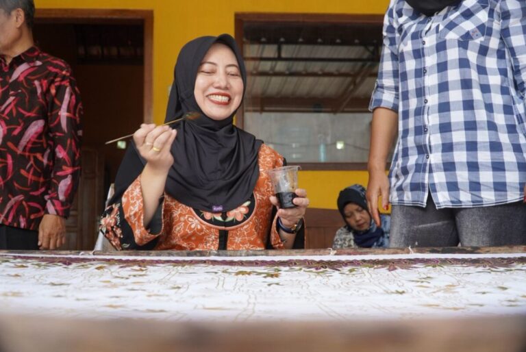 Wow! Batik Banaran Tembus Jepang-Australia, Ketua Persit Koorcab Rem 081 Puji Karya Anak Negeri