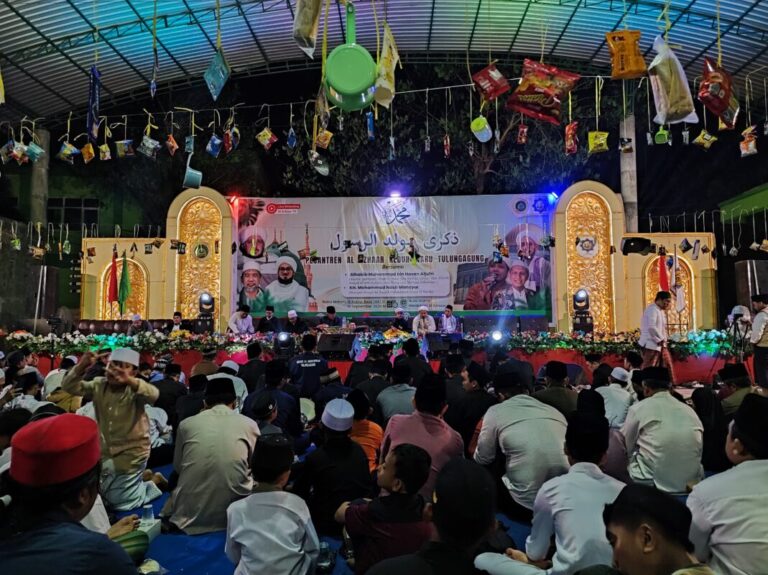 Hujan Tak Redam Gema Sholawat, Ribuan Jamaah Al Azhaar Doakan Indonesia Damai dan Makmur