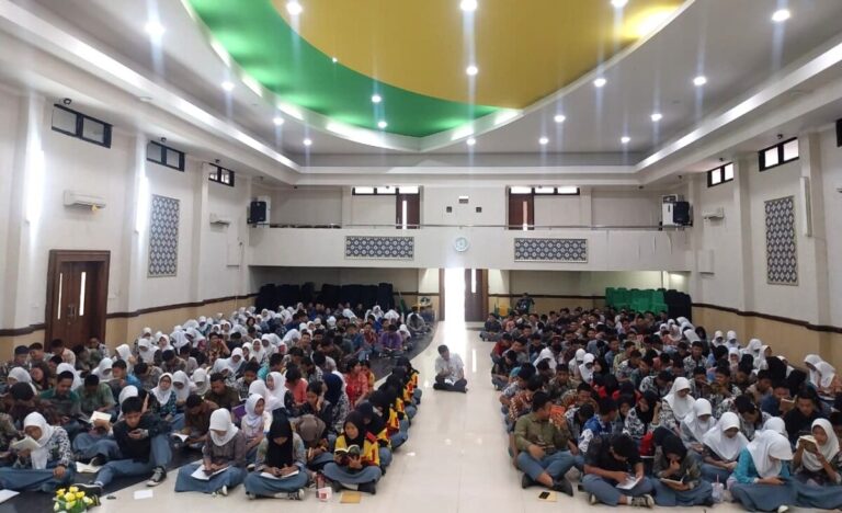 Obor Literasi Padam Ketika Literasi Tidak Lagi Egaliter