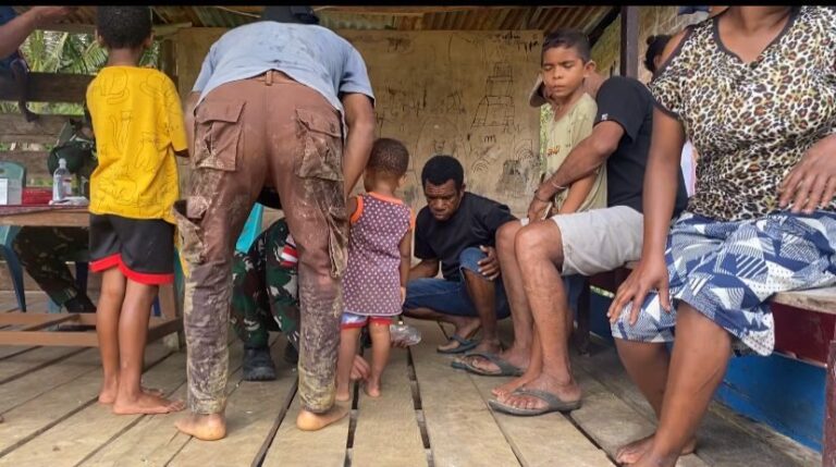 Jauh dari Rumah Sakit, Prajurit TNI Hadirkan Harapan di Kokas Papua Barat Daya