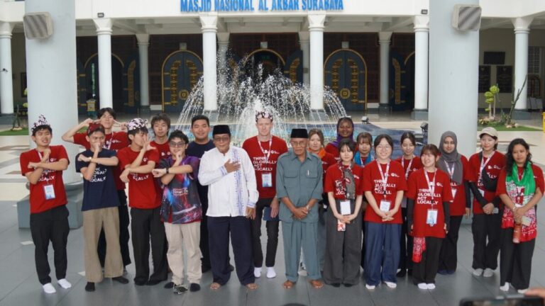 Mahasiswa Asing Kagum, Masjid Al-Akbar Surabaya Ubah Pandangan soal Masjid