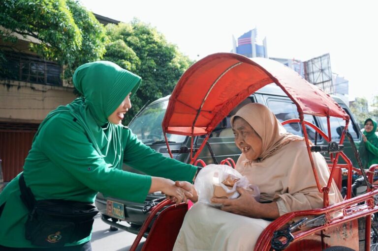 Saat Persit KCK Koorcab Rem 081 Turun ke Jalan, Warga Kecil Merasakan Sentuhan Kepedulian