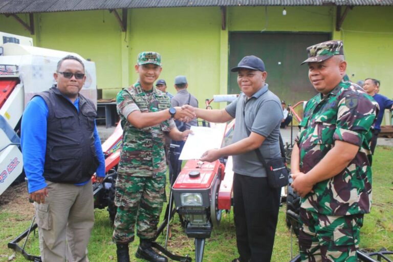 TNI Serahkan Alsintan, Petani Trenggalek Bersiap Tinggalkan Cara Lama