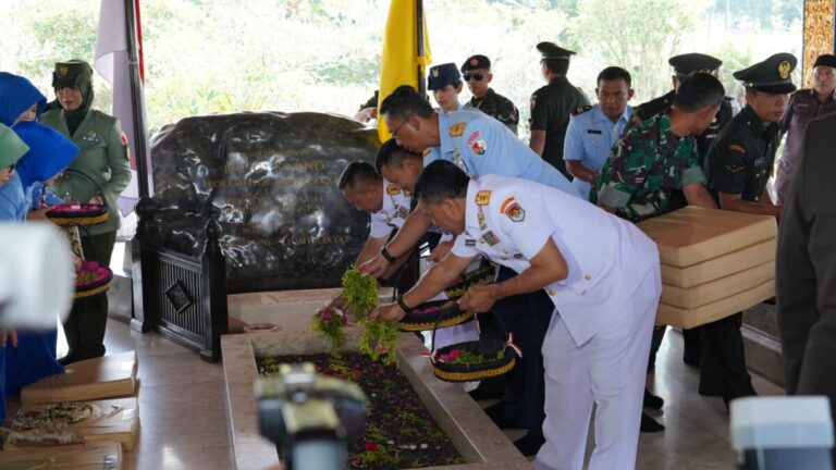 Ziarah ke Makam Bung Karno, TNI Rayakan HUT ke-80 dengan Semangat Kebangsaan