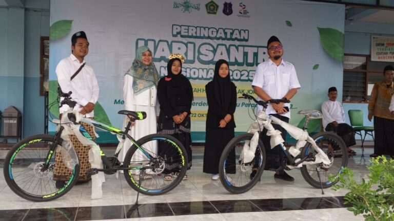 Meriah! Kirab Hari Santri di Jombang Guyur Ratusan Hadiah, dari Sepeda Gunung hingga Mesin Cuci