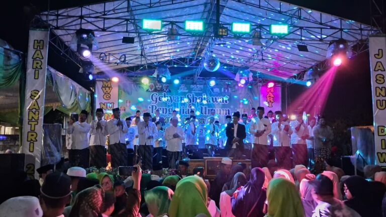 Peringatan Hari Santri di Diwek, KH Falaqul Alam Serukan Pentingnya Adab Santri