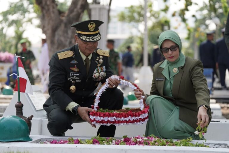 Jelang HUT ke-80 TNI, Kodam Brawijaya Tabur Doa dan Hormat di Makam Pahlawan