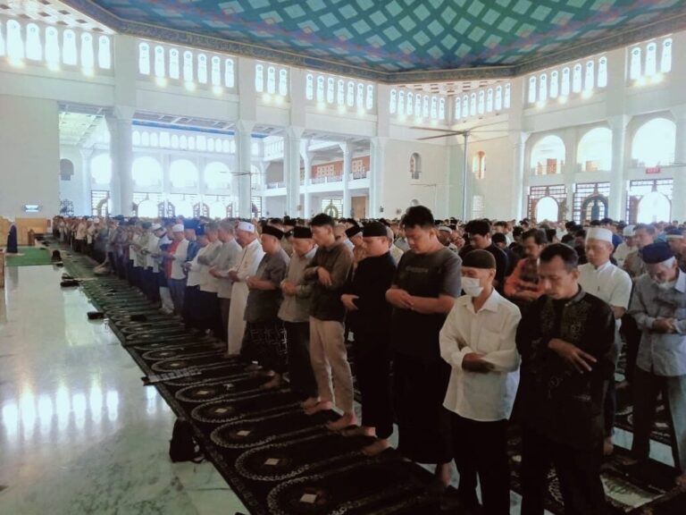 Ribuan Jamaah Masjid Al-Akbar Gelar Shalat Ghaib, Doakan Santri Al-Khoziny sebagai Syuhada