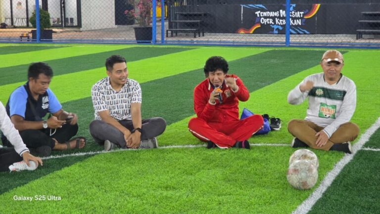 Coach Mamak Turun Gunung! Legenda Niac Mitra Ikut “Ngaji Soccer” Bareng Santri Al-Akbar