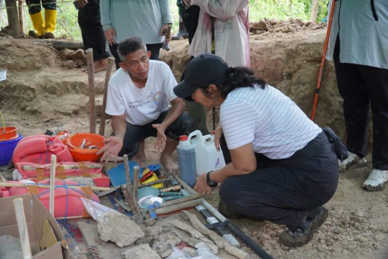 Menapak Jejak Raksasa Purba, Ketua Umum Persit Ny. Uli Simanjuntak Tinjau Fosil Gajah 800 Ribu Tahun di Nganjuk